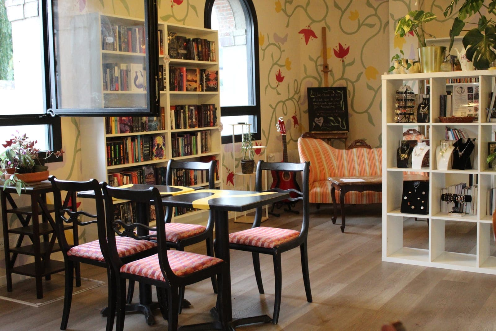 La Fable Enchanthé à Lèves : bibliothèques, fresque florale, tables et canapé